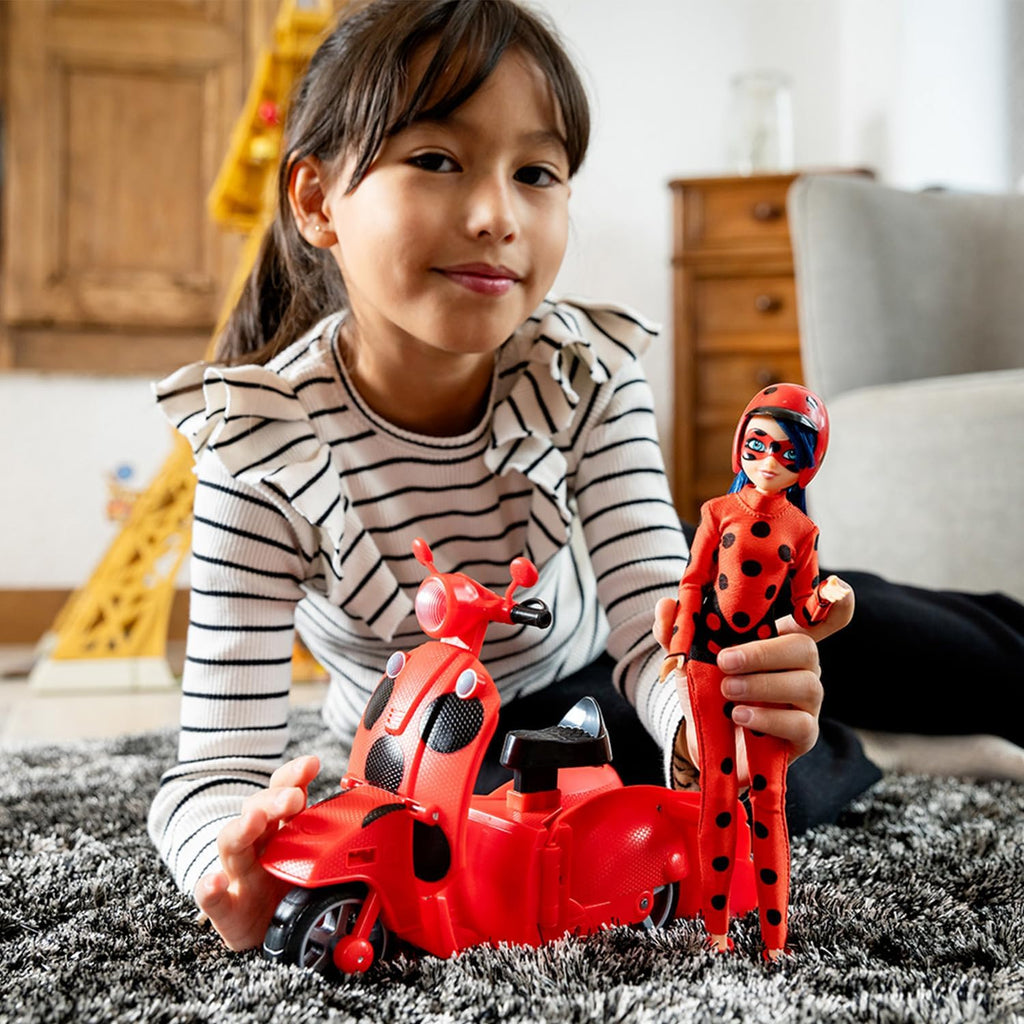 BANDAI Miraculous Ladybug Switch N Go Scooter y Fashion Doll Playse...